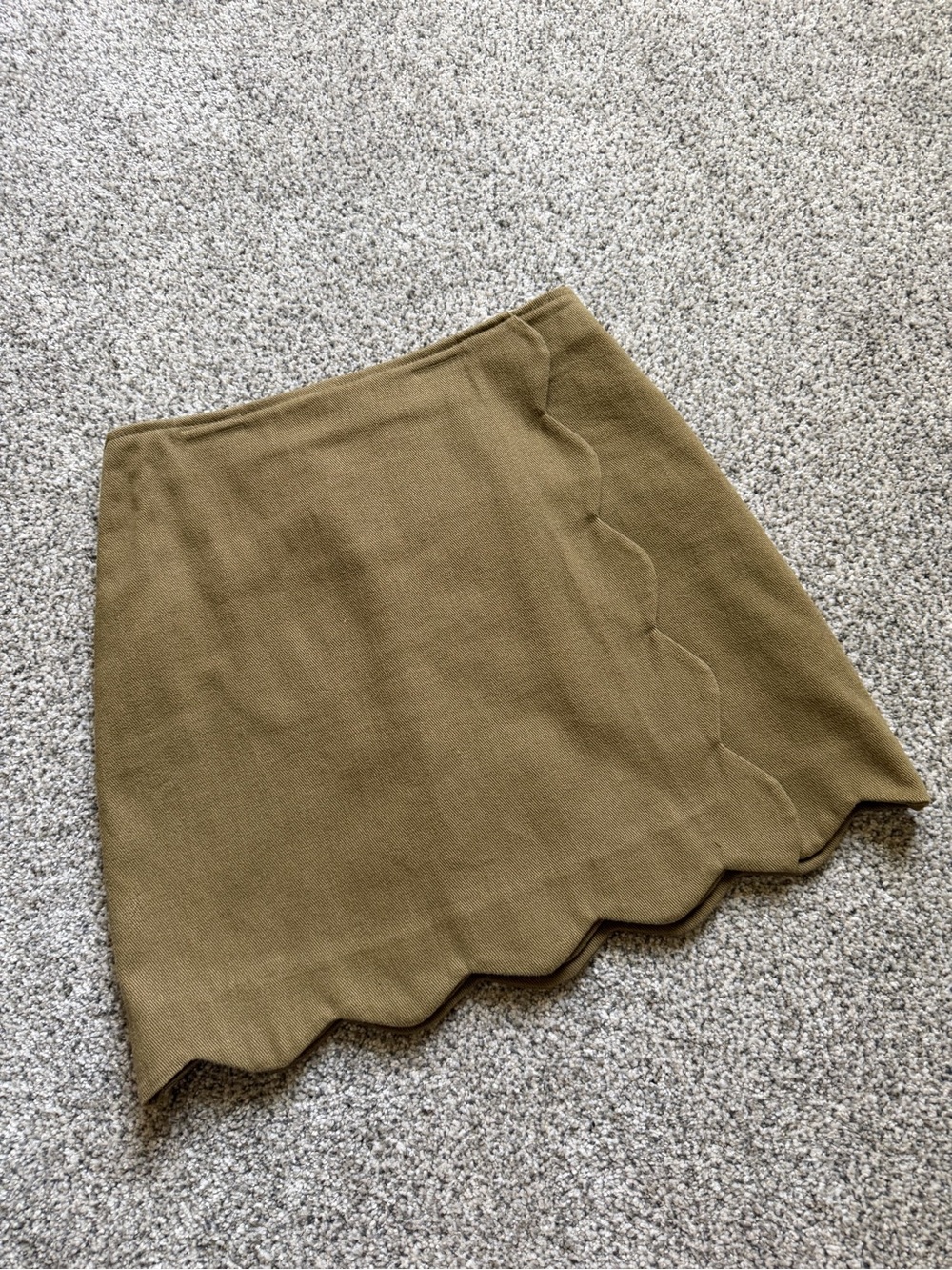 Francesca’s Mi Ami Olive Scalloped Hem Women’s Mini Skirt